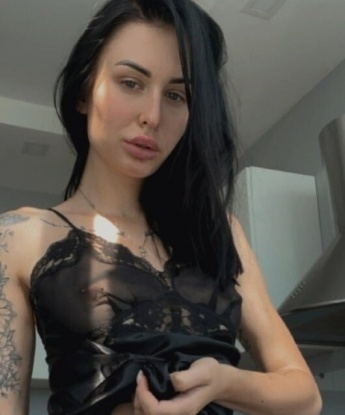 У меня много талантов и я люблю удовлетворять своих клиентов. Я предлагаю разнообразные услуги, чтобы сделать ваше время со мной незабываемым. Готова исполнить ваши самые сокровенные фантазии и приятно удивить вас своими способностями. Имею положительные отзывы от предыдущих встреч, которые могу поделиться с вами. Не стесняйтесь смотреть мои фото - они подтверждают мою красоту и сексуальность. Жду вас в своей уютной квартире в Москве для незабываемых встреч! 😉🔥🌃 7319, 23 года